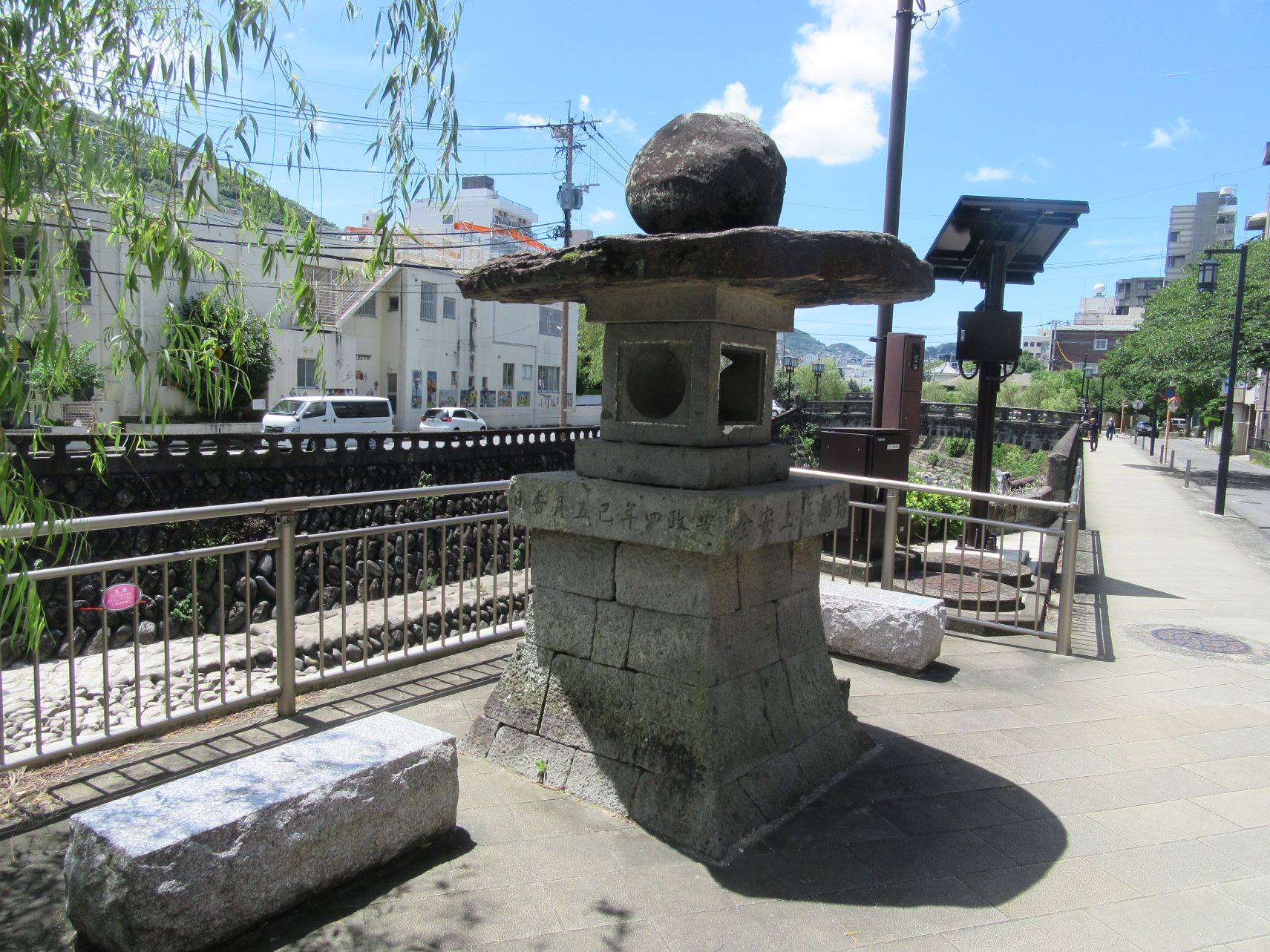 長崎市出来大工町の、安政4年(1857年)の『唐船航海安全祈願燈篭』。
