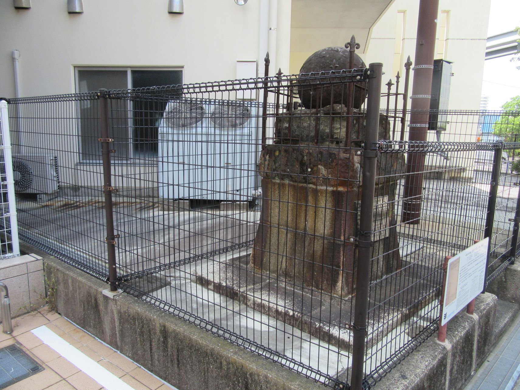 長崎市元船町にある、『大波止の鉄玉』。