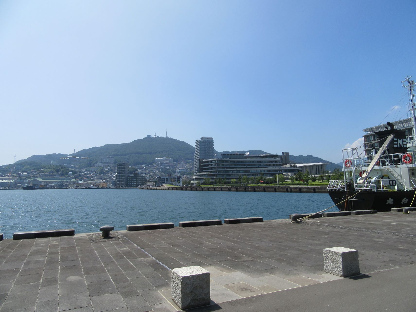 長崎市のプラタナス広場から見える。稲佐山。