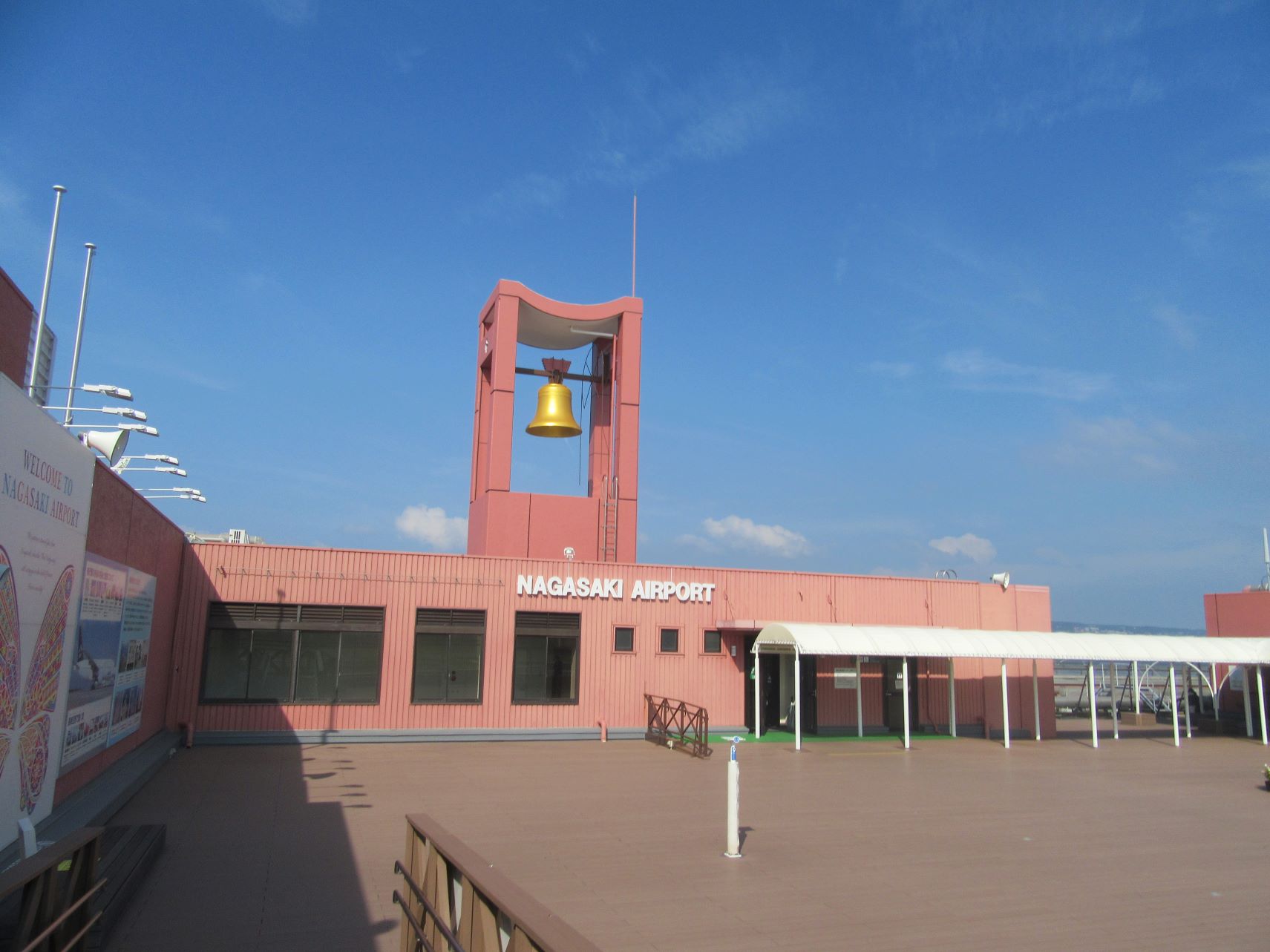 長崎空港の展望デッキ。金色の鐘。