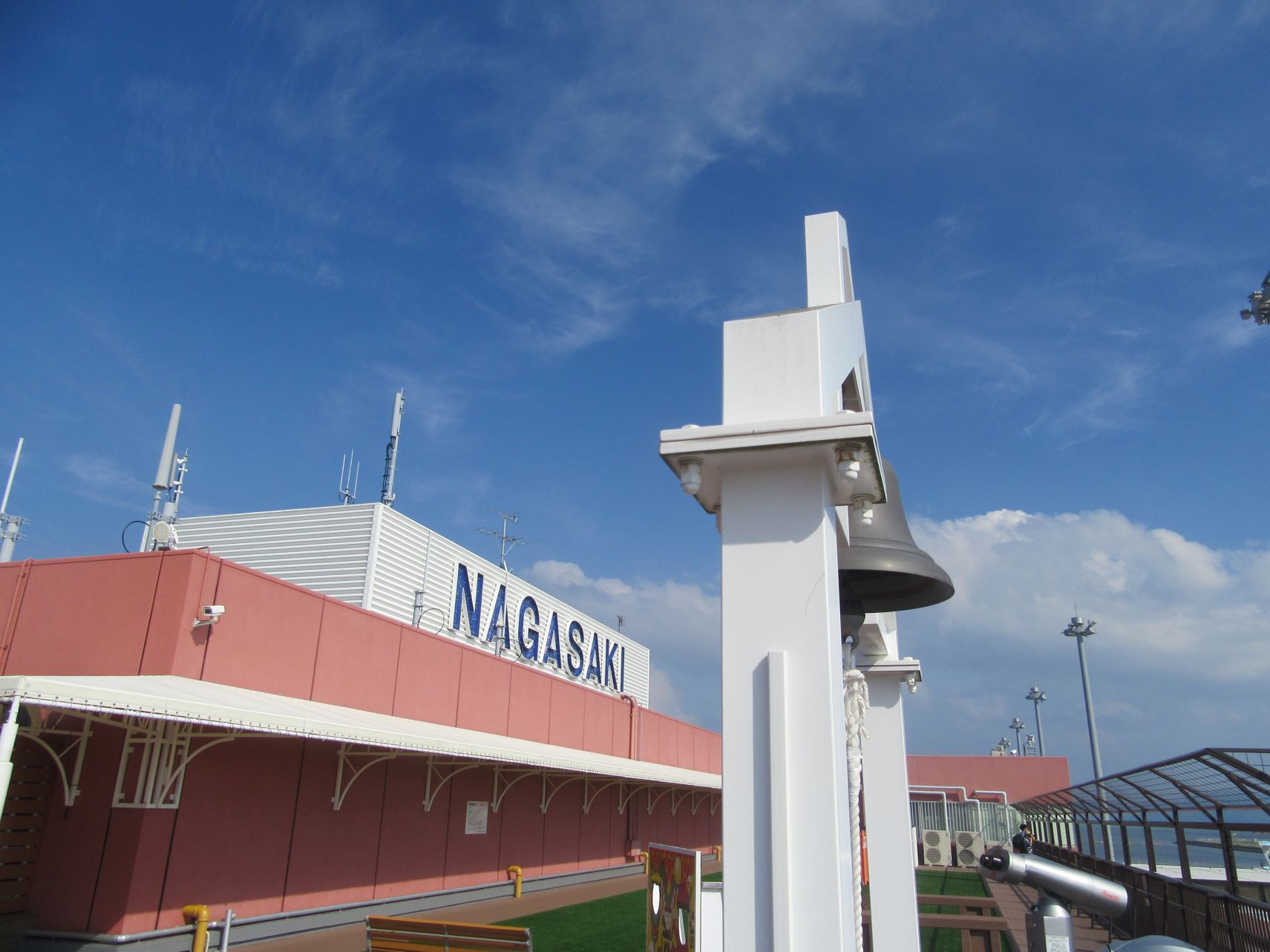 長崎空港展望デッキで見える、青い字のNAGASAKI。