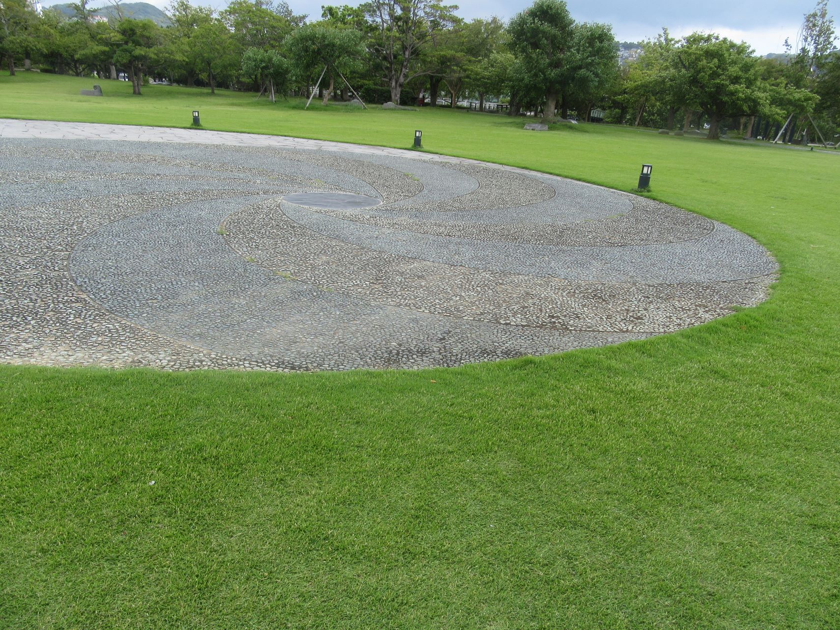 長崎市・長崎水辺の森公園のタイル。