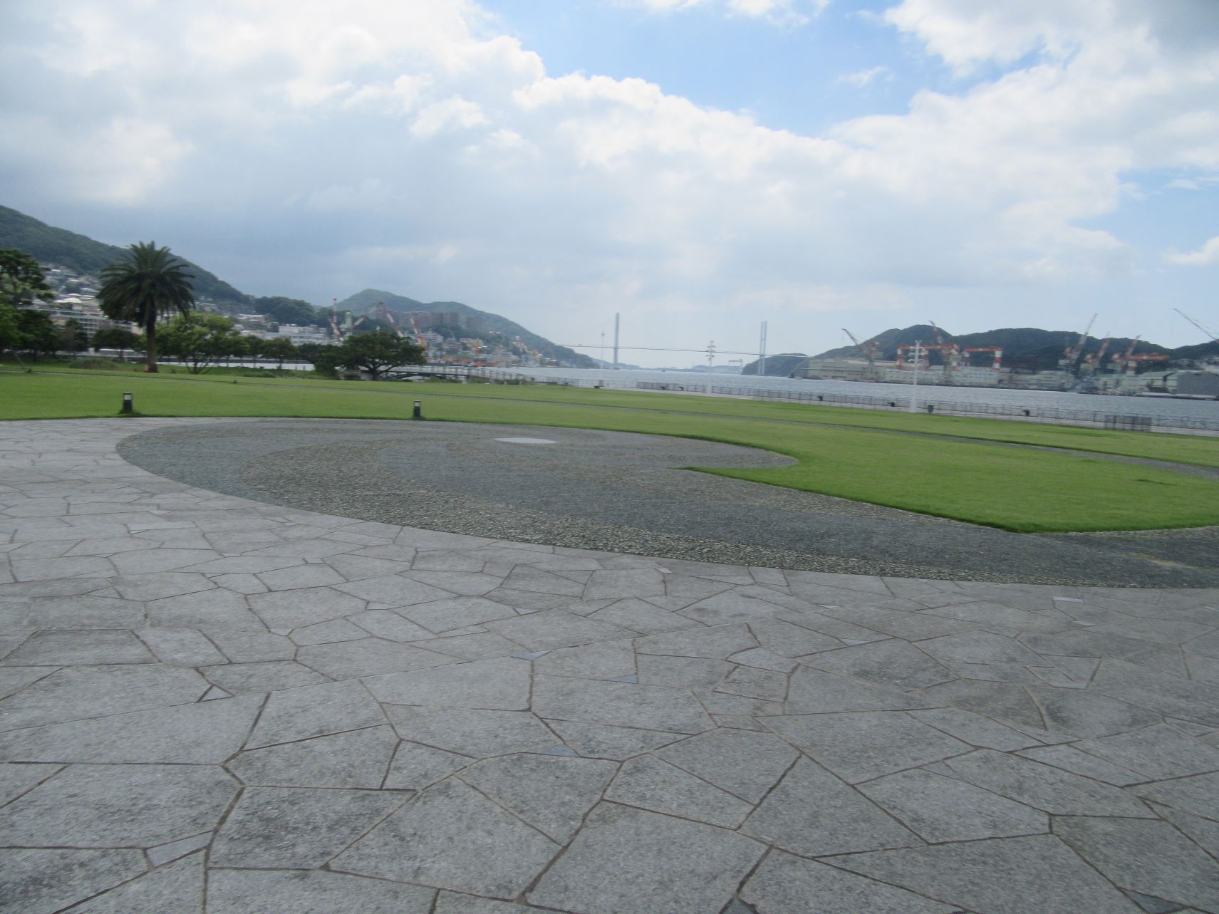 長崎市・長崎水辺の森公園の風景と、背景の女神大橋。