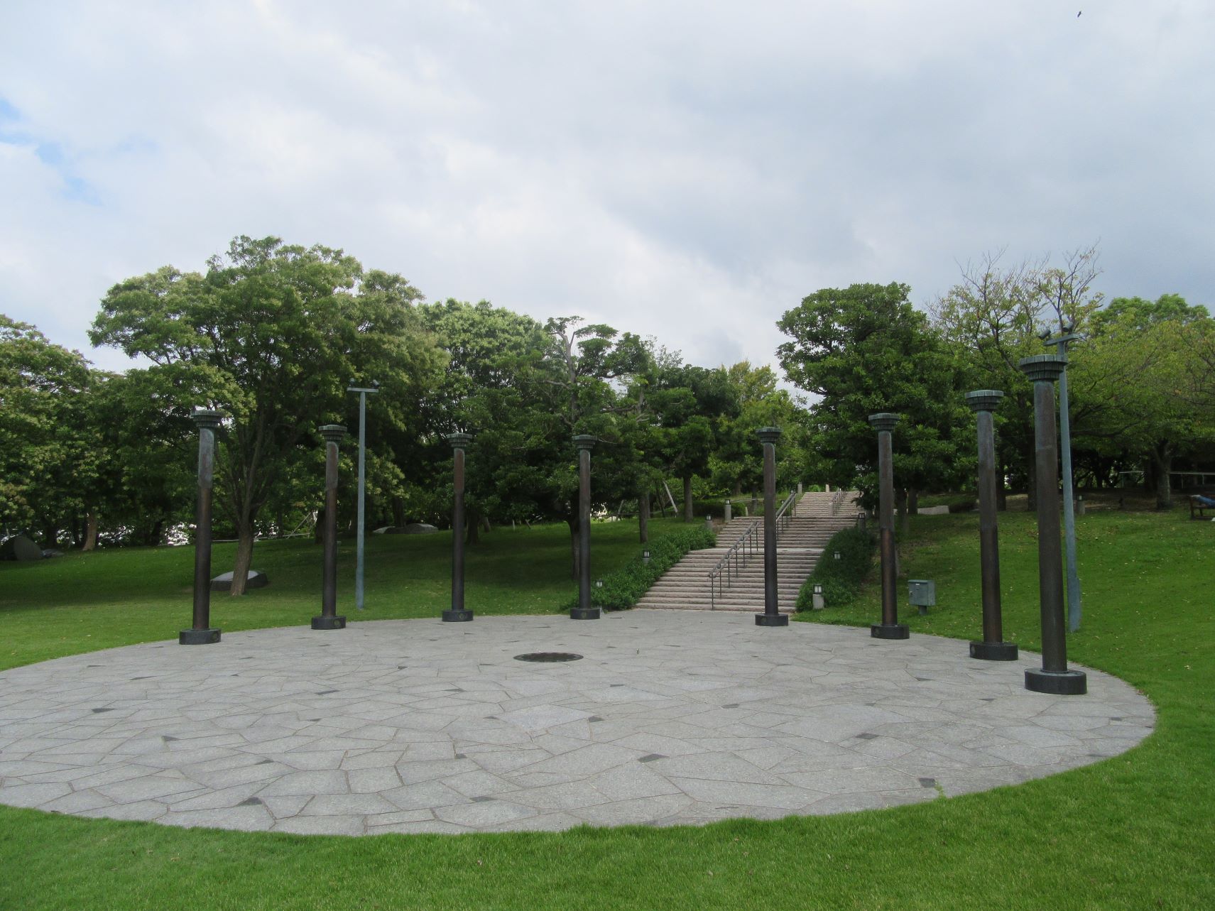 長崎市・長崎水辺の森公園の芝生を近くから撮影。