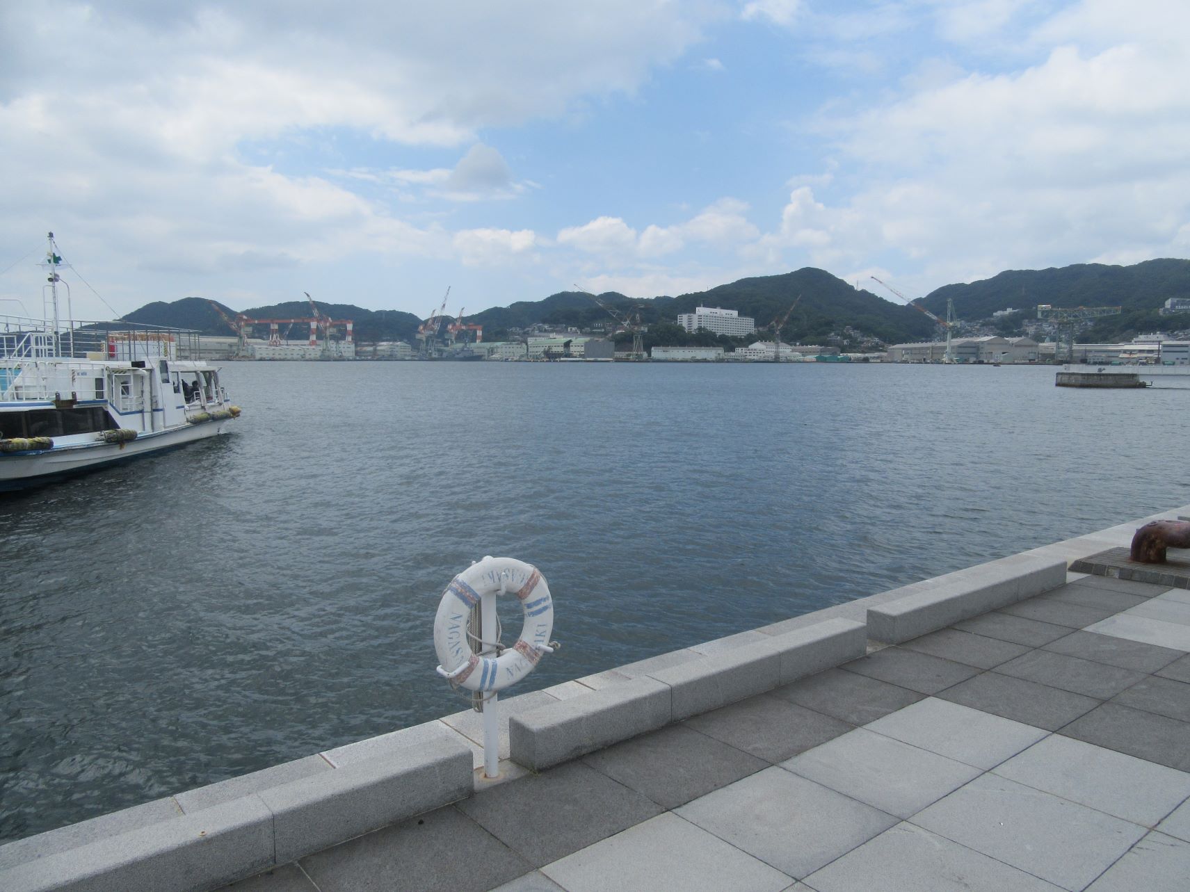 長崎市・長崎水辺の森公園周辺の海沿いの風景。
