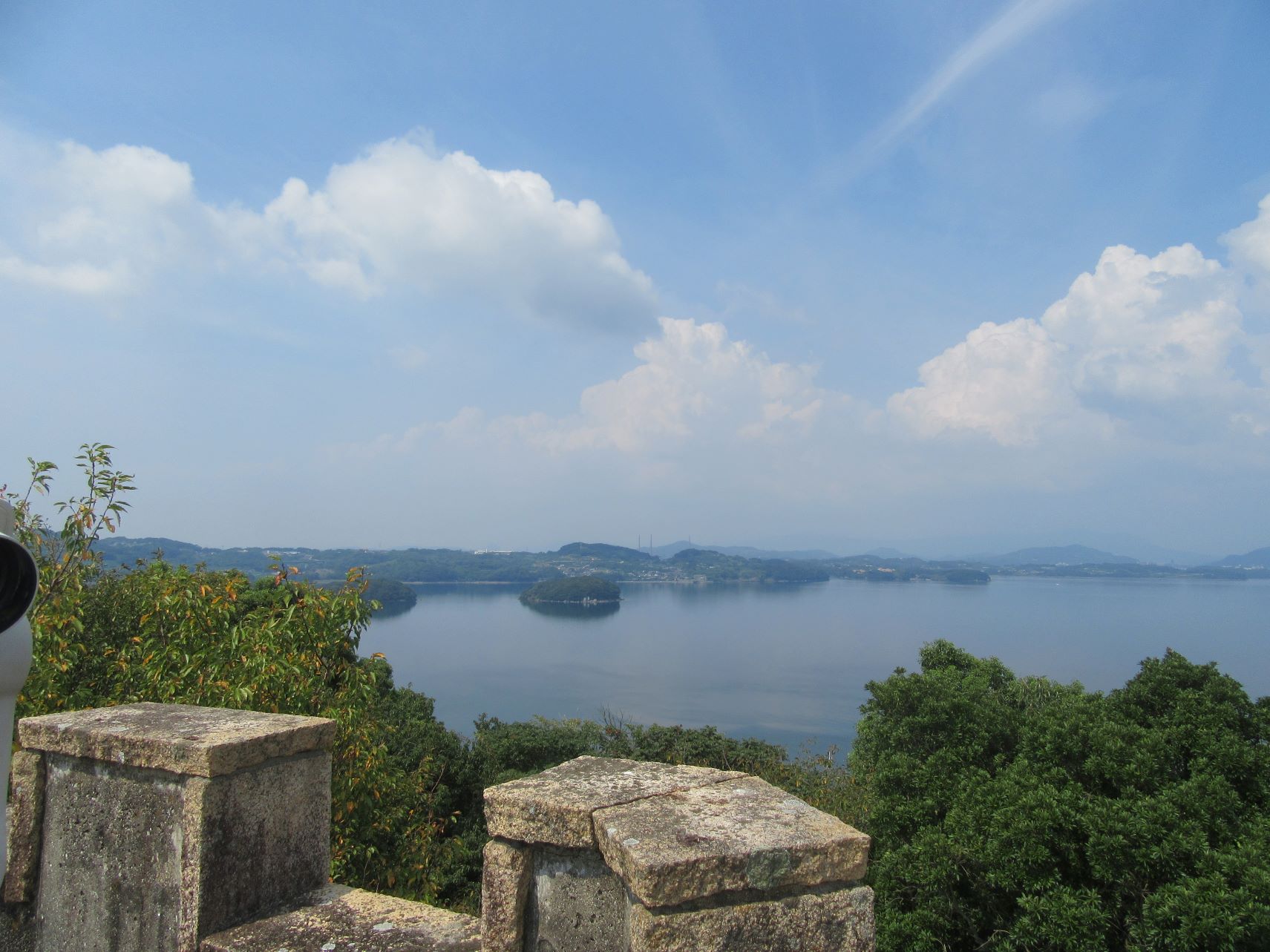 長崎県西海市四本堂公園展望台から見る、きれいな青空と雲。