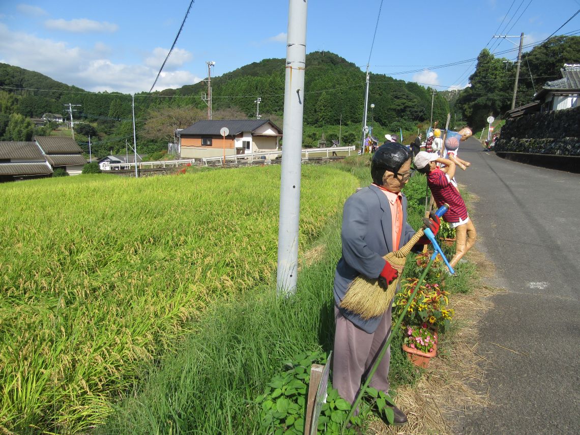 長崎県東彼杵郡波佐見町の鬼木棚田にある、いろいろなかかし。