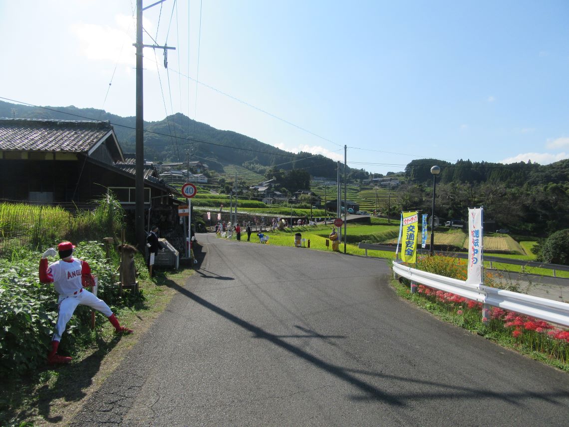 長崎県東彼杵郡波佐見町の鬼木棚田のかかしたち。