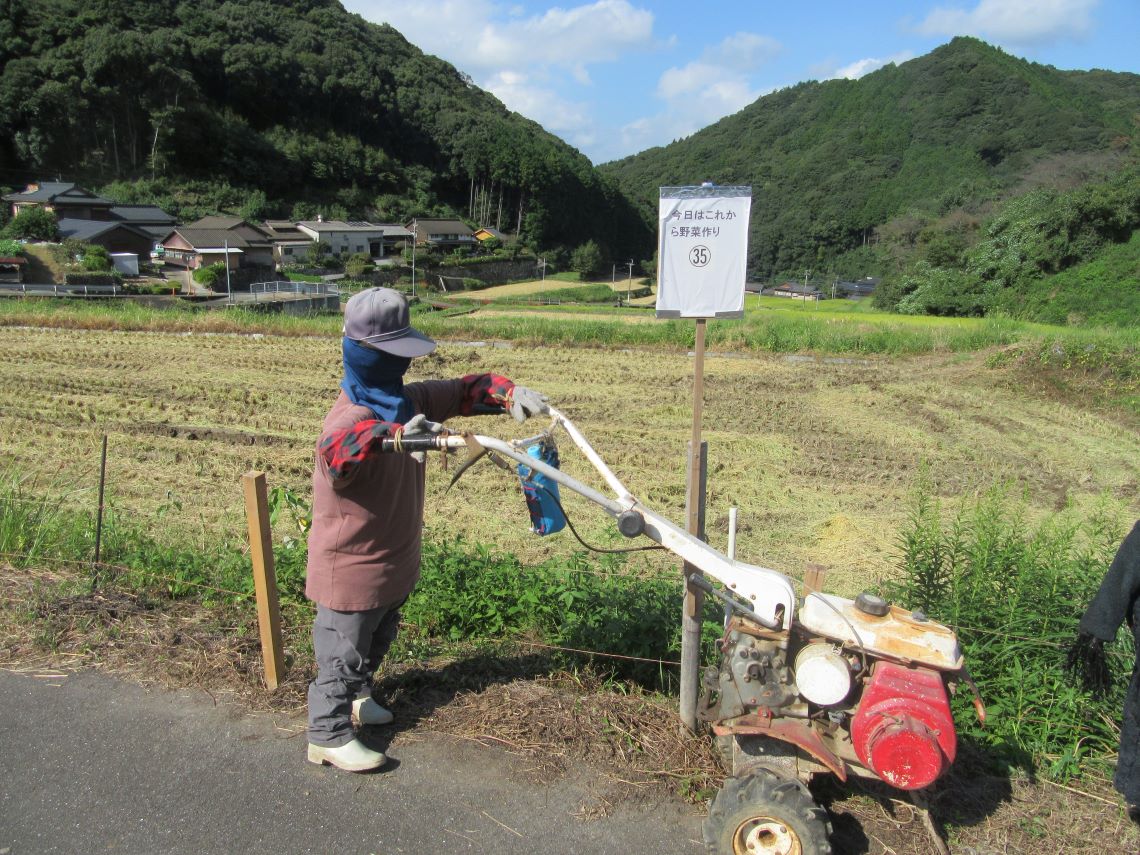 長崎県東彼杵郡波佐見町の鬼木棚田にあった、野菜農家のかかし。