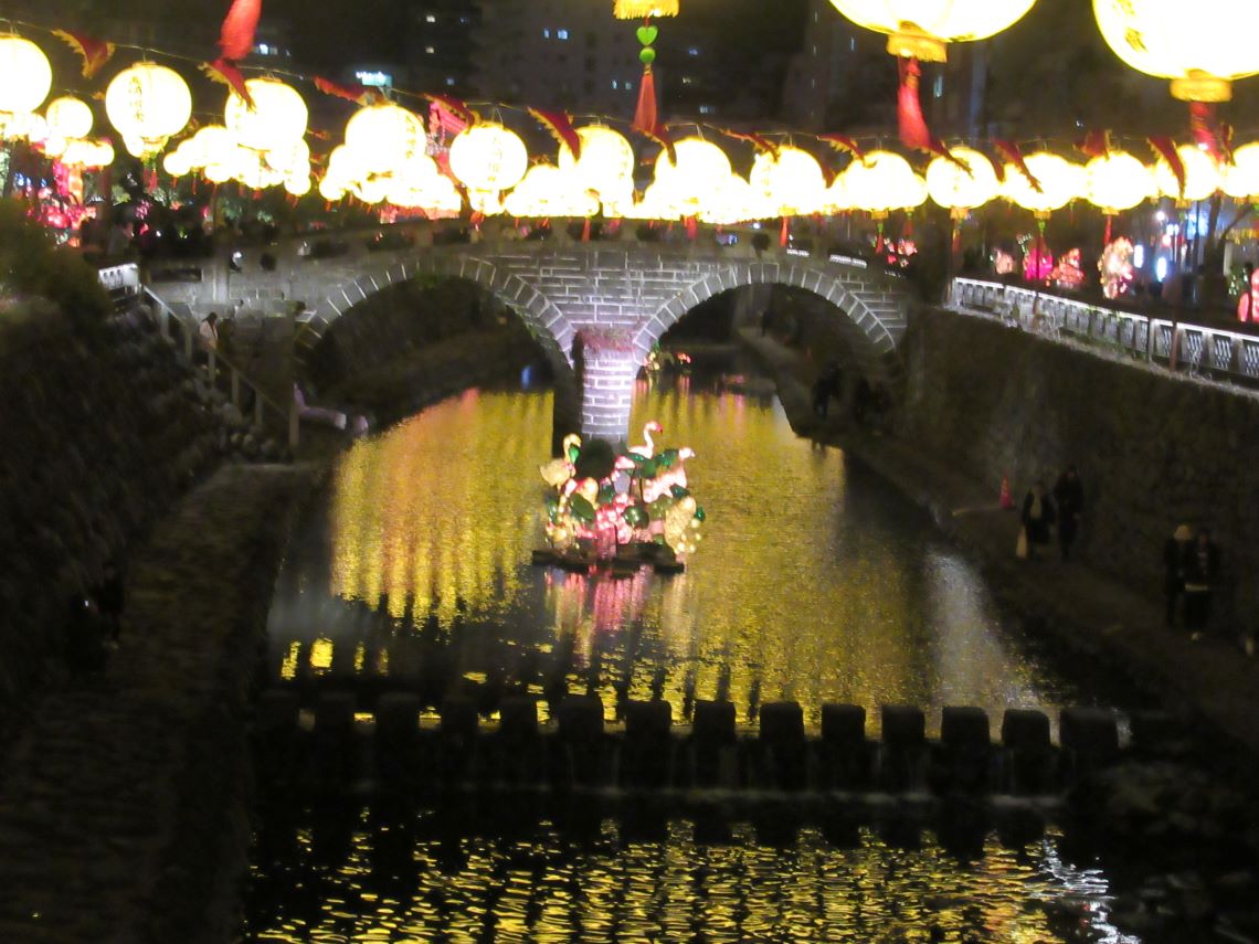 長崎ランタンフェスティバス開催中の長崎市の眼鏡橋周辺。