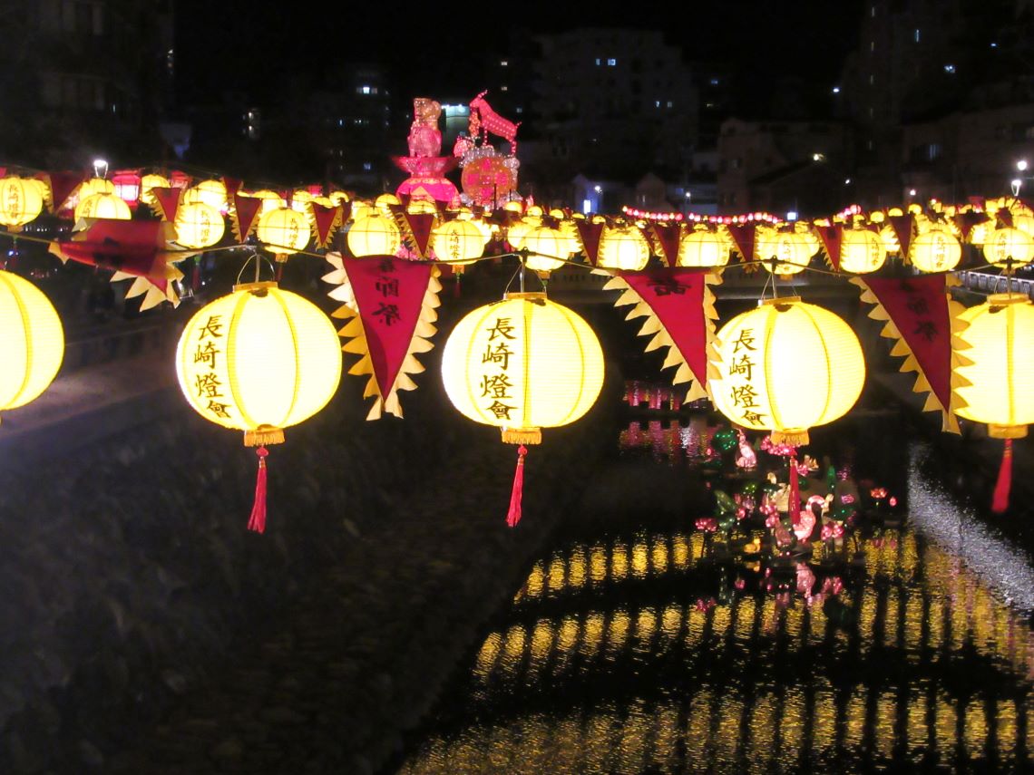 長崎ランタンフェスティバス開催中の長崎市の眼鏡橋周辺。