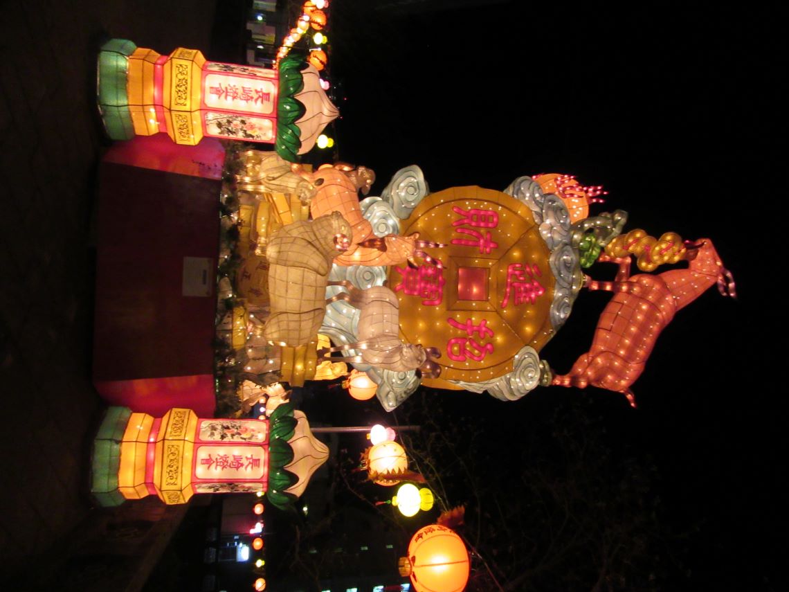 長崎ランタンフェスティバス開催中の長崎市の眼鏡橋周辺。