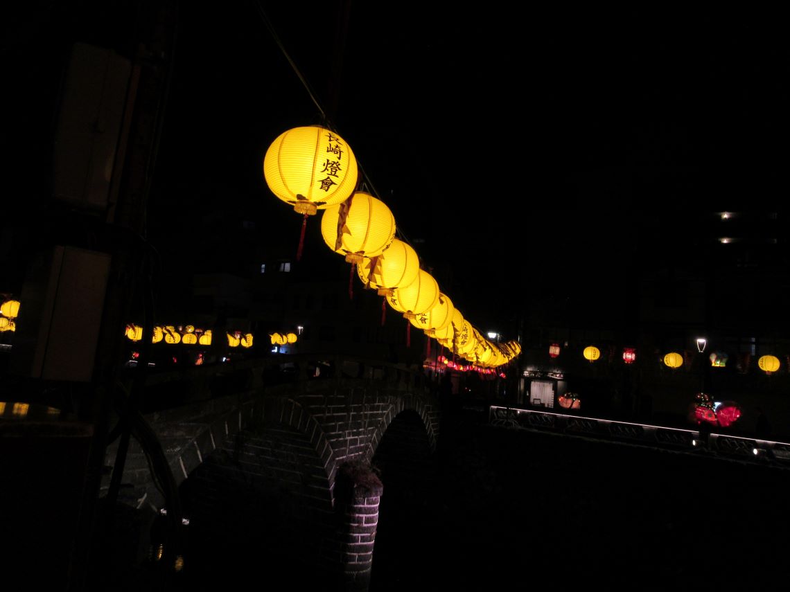 長崎ランタンフェスティバス開催中の長崎市の眼鏡橋周辺。