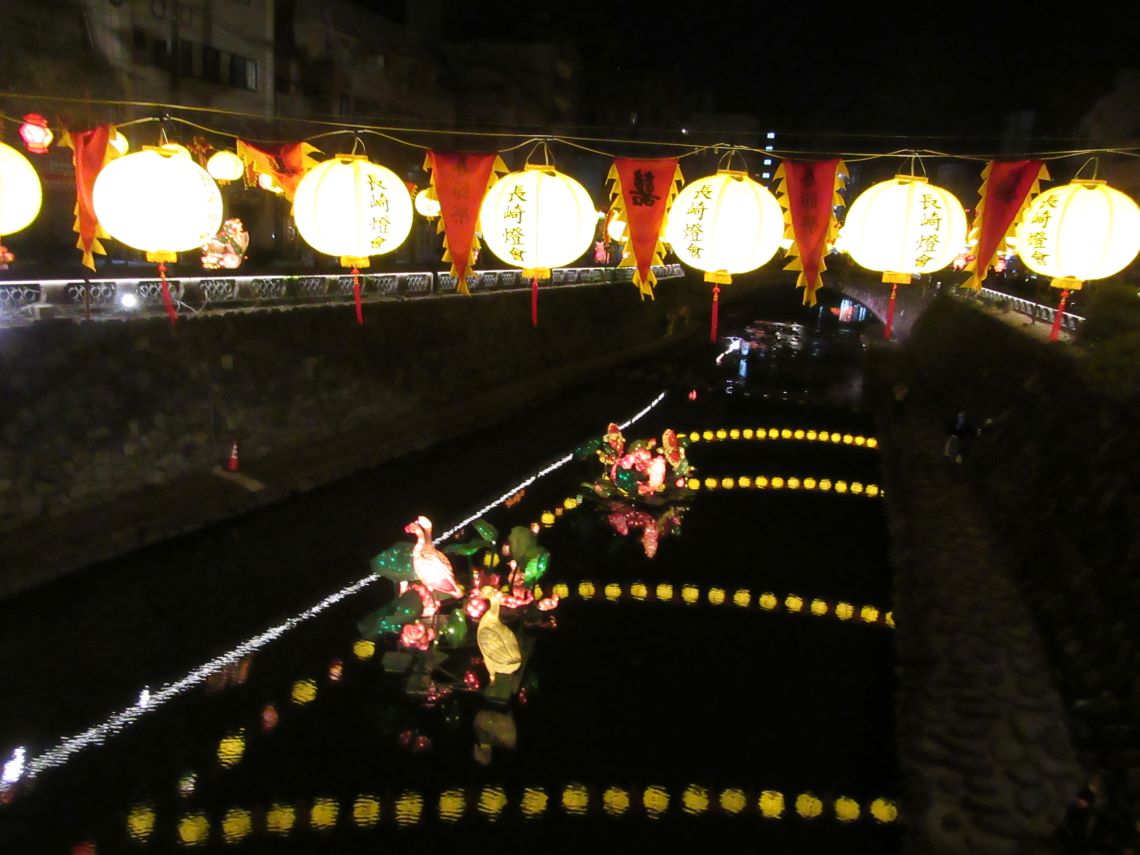 長崎ランタンフェスティバス開催中の長崎市の眼鏡橋周辺。