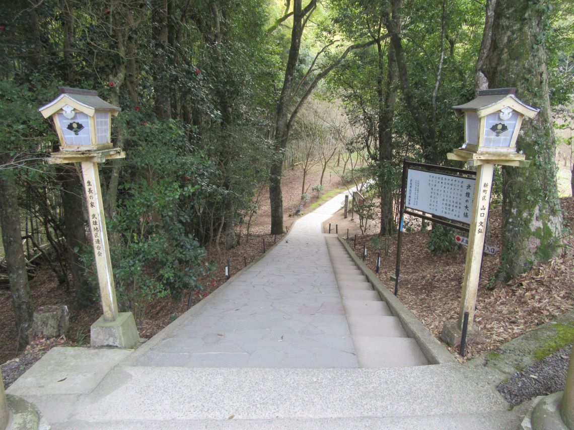 佐賀県武雄市にある武雄神社の武雄の大楠へ向かう道。