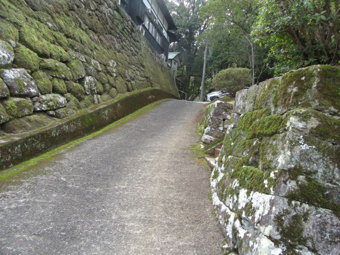 佐賀県武雄市にある武雄神社石垣と苔と坂道。