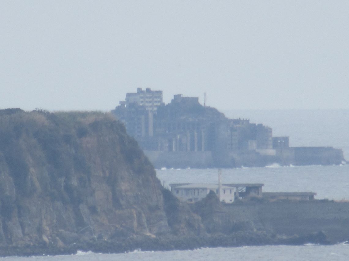 長崎市の伊王島で撮影した、高島からひょっこり顔を出す端島(軍艦島)。