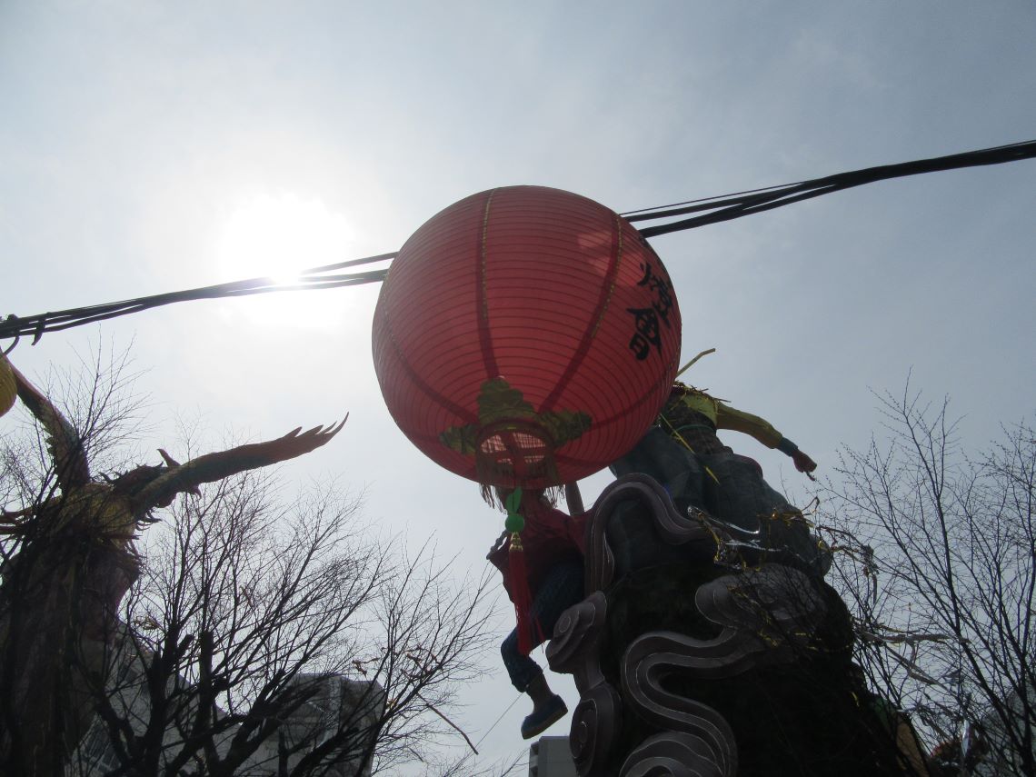 ランタンフェスティバル閉幕後の余韻が残る中央公園で撮影したランタン。