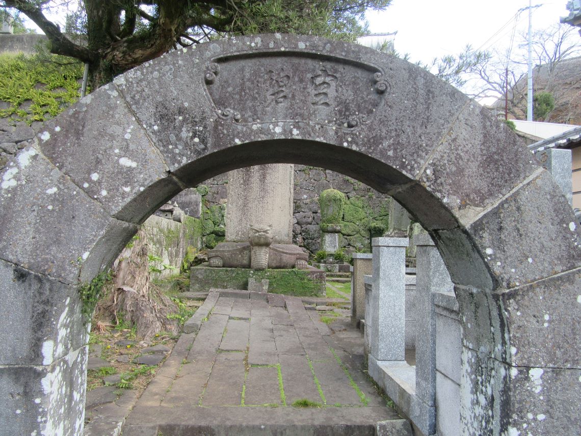 長崎市の大音寺の大きな亀趺が見えています。