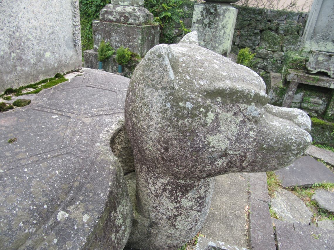 長崎市の大音寺の横顔が凛々しい亀趺。