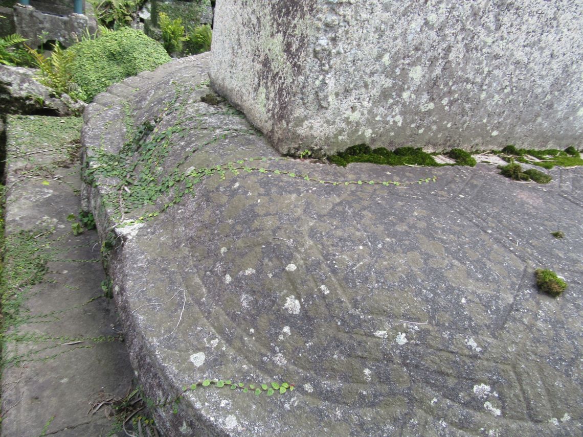 長崎市の大音寺の亀趺の大きな甲羅。