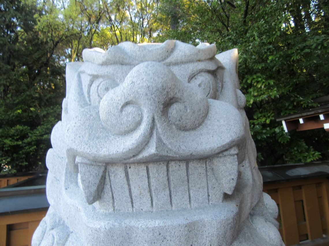 熊本県熊本市東区の健軍神社で撮影した、ニコニコかわいい狛犬さん。