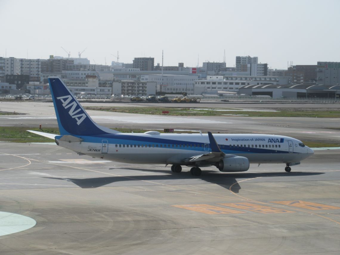 福岡空港で撮影した、全日本空輸(ANA)のJA74AN。