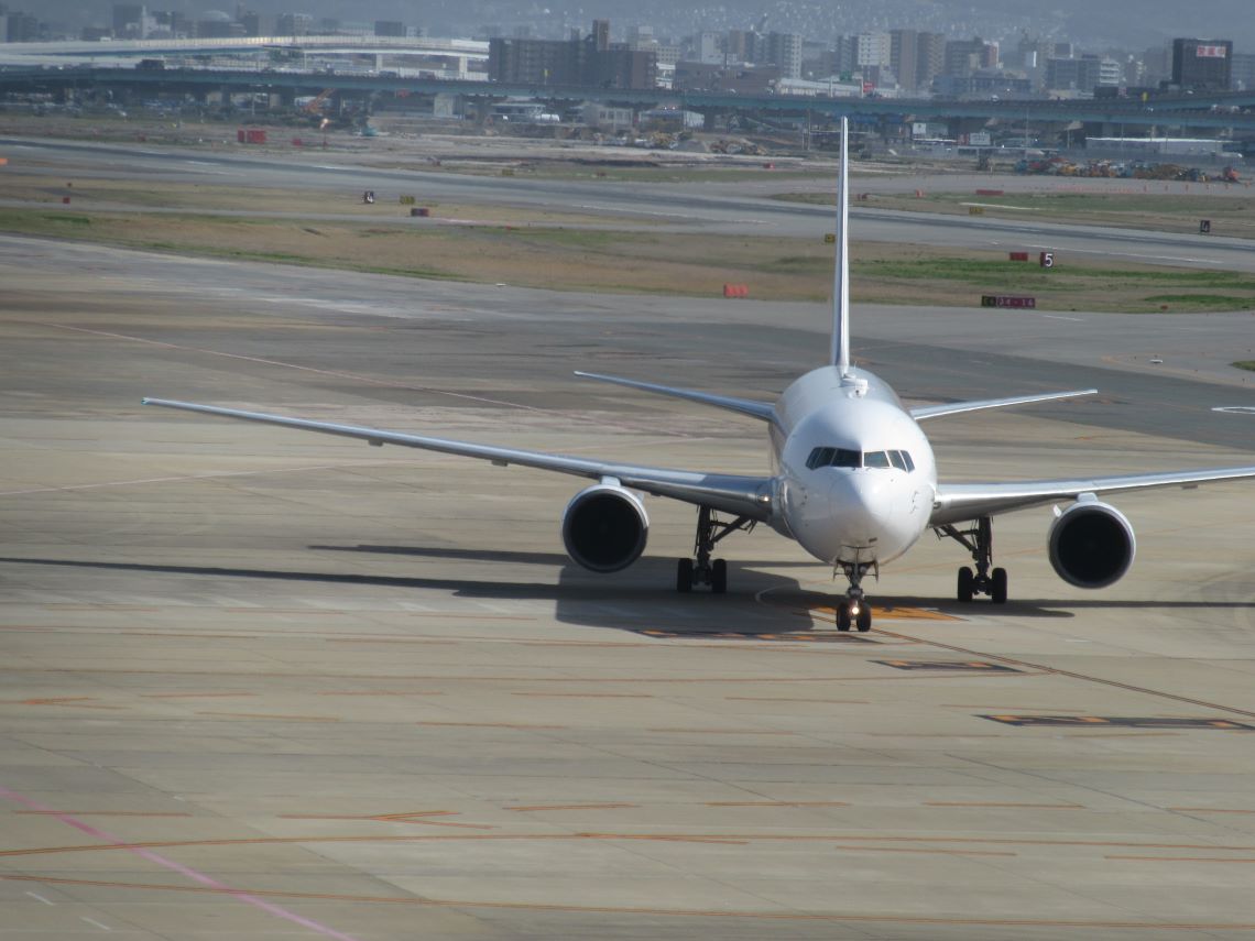 福岡空港で撮影した正面からの飛行機。