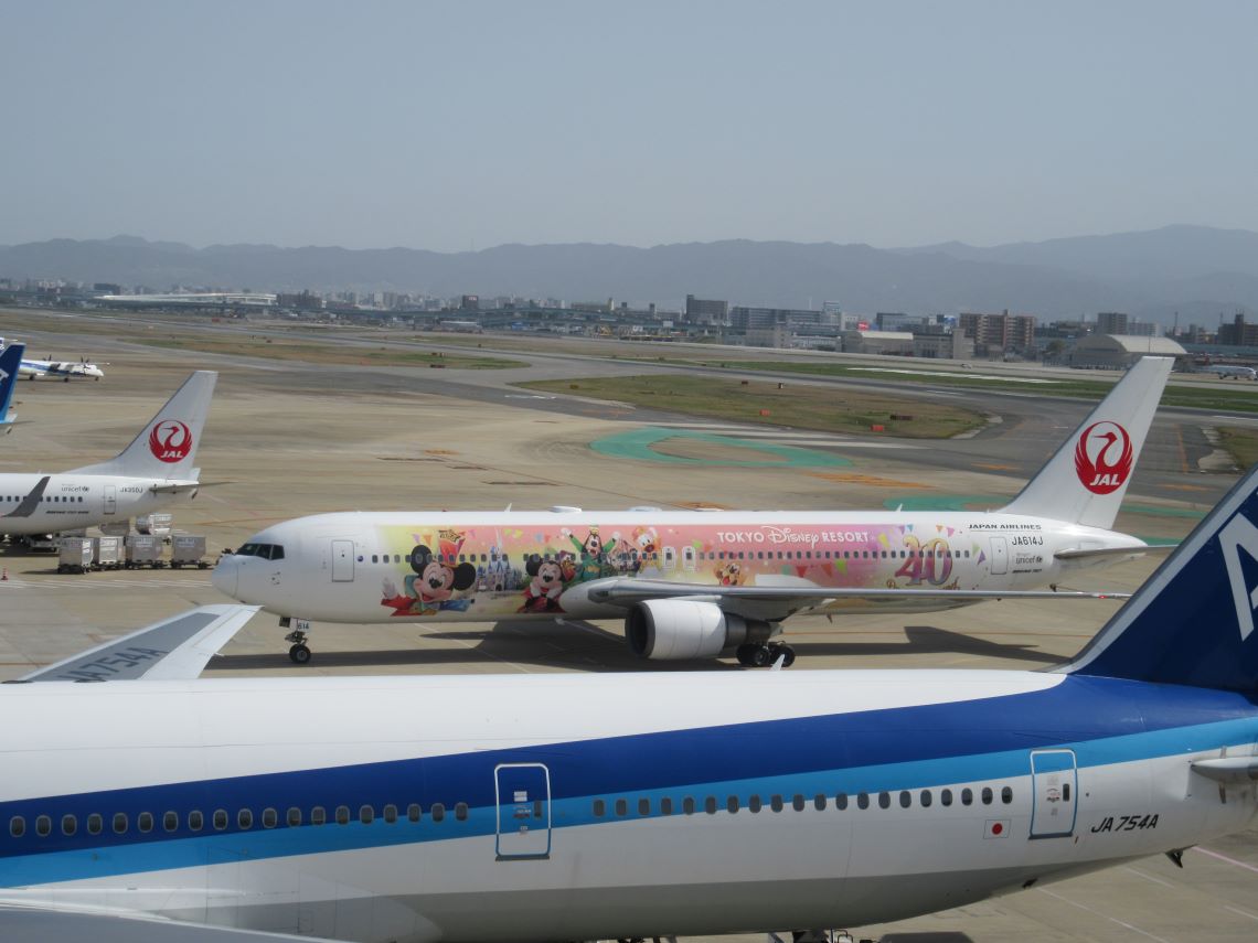 福岡空港で撮影した、JALカラフルドリームズエクスプレス・JA614J(東京ディズニーリゾート40周年特別仕様)
