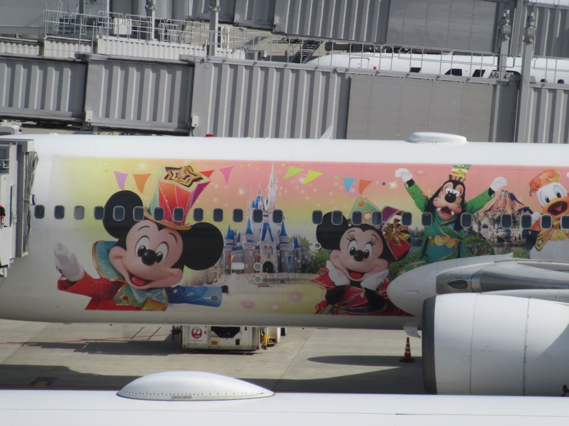福岡空港で撮影した、JALカラフルドリームズエクスプレス・JA614J(東京ディズニーリゾート40周年特別仕様)のキャラクターたち。