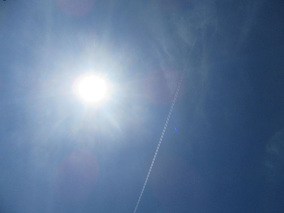 長崎市の「道の駅 夕陽が丘そとめ」で撮影した、太陽と飛行機雲。