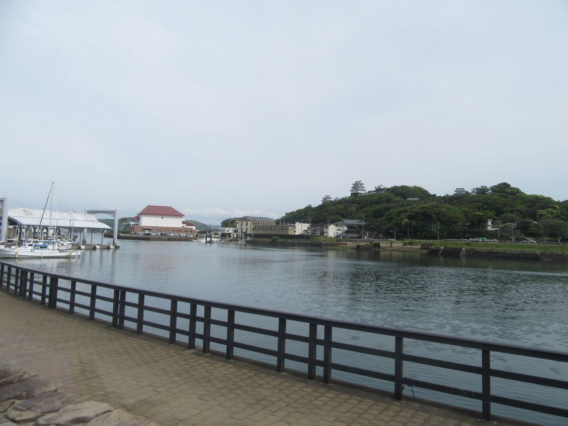 長崎県平戸市の市街地で撮影した、下から見上げる平戸城。