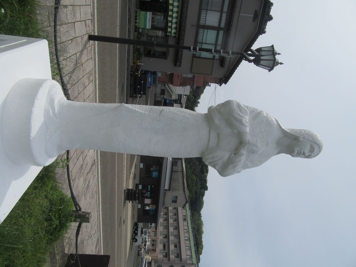 長崎県平戸市の市街地で撮影した、じゃがたら娘像。