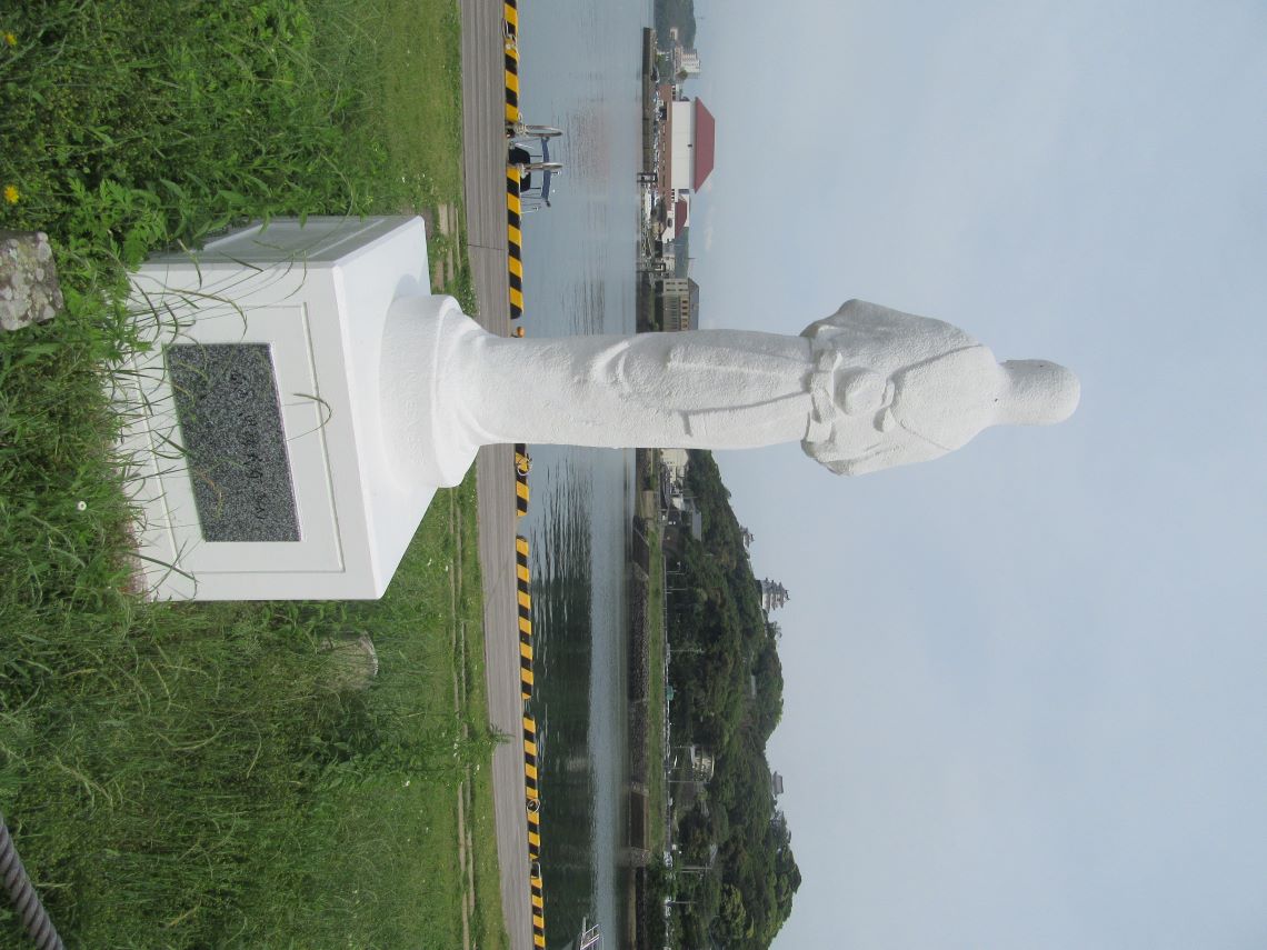 長崎県平戸市の市街地で撮影した、海を見つめるじゃがたら娘像。