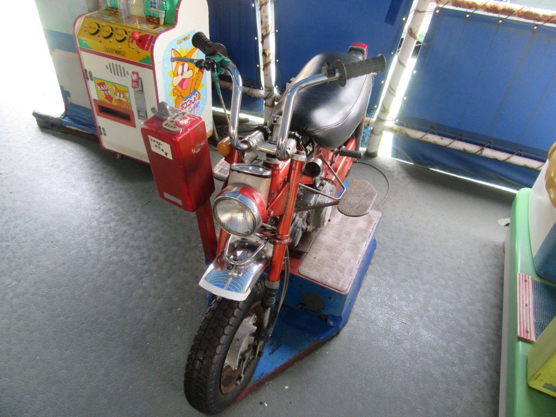 長崎市にある浜屋百貨店の屋上プレイランドで撮影した、子供向けながらかっこいいデザインのバイク型のおもちゃ。