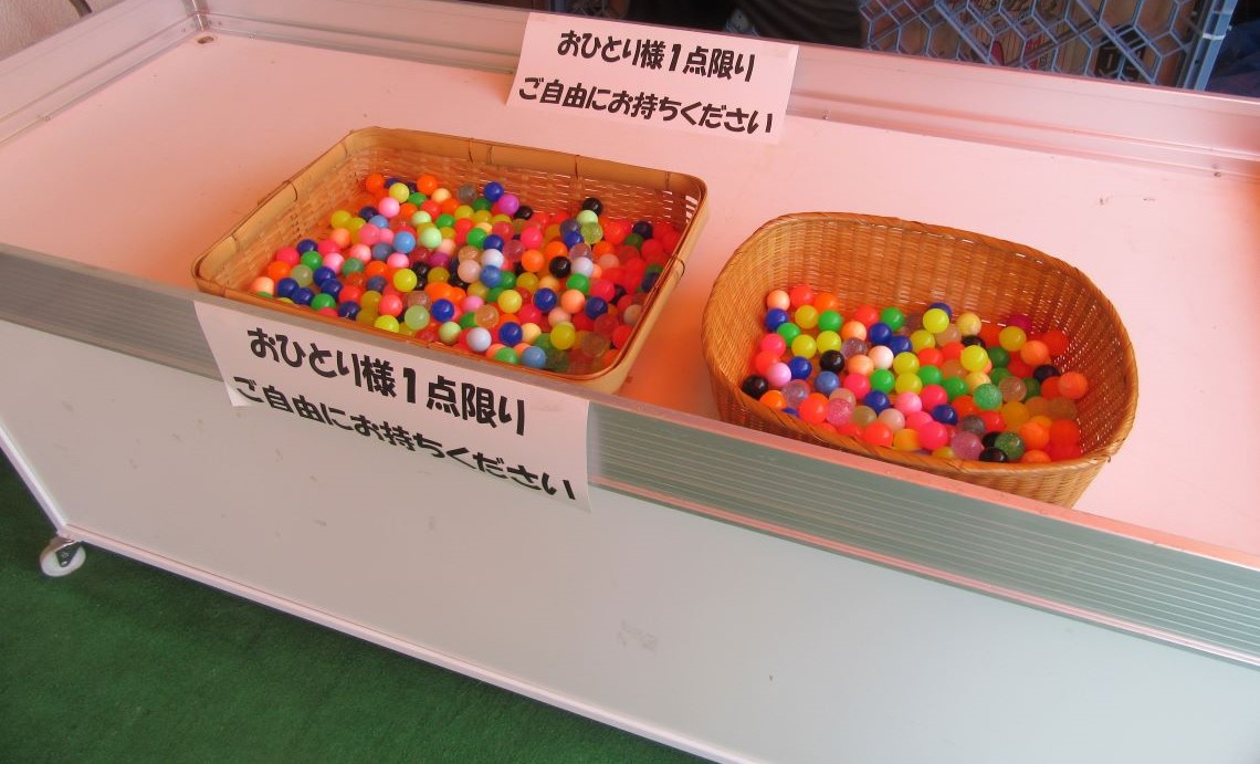 長崎市にある浜屋百貨店の屋上プレイランドで撮影した、スーパーボールたち。