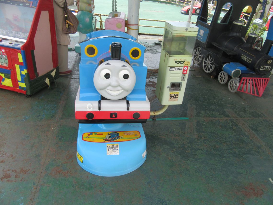 長崎市にある浜屋百貨店の屋上プレイランドで撮影した、きかんしゃトーマスのおもちゃ。