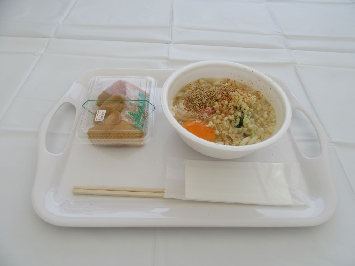長崎市にある浜屋百貨店の屋上プレイランドで撮影した、うどん。