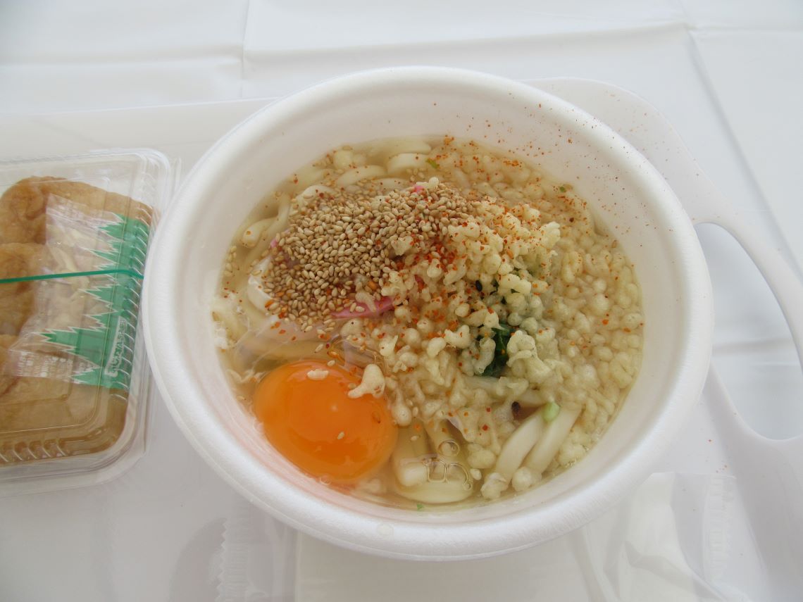 長崎市にある浜屋百貨店の屋上プレイランドで撮影した、トッピングたっぷりの月見うどん。