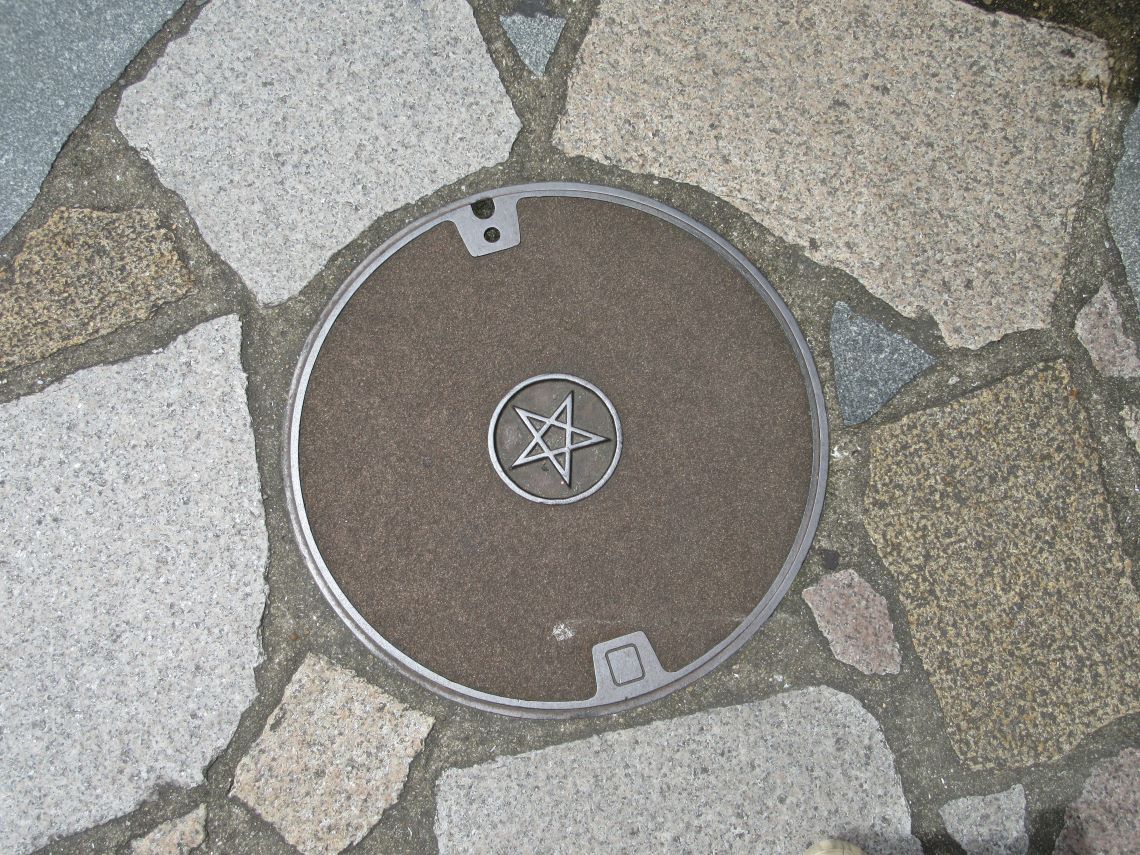 長崎市の五芒星のマンホール。