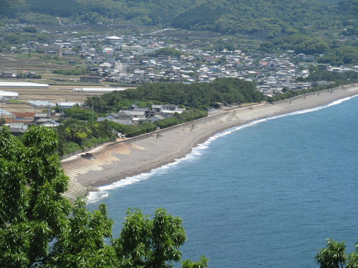 長崎県雲仙市千々石町にある千々石観光センターで撮影した、砂浜に沿って押し寄せる波。