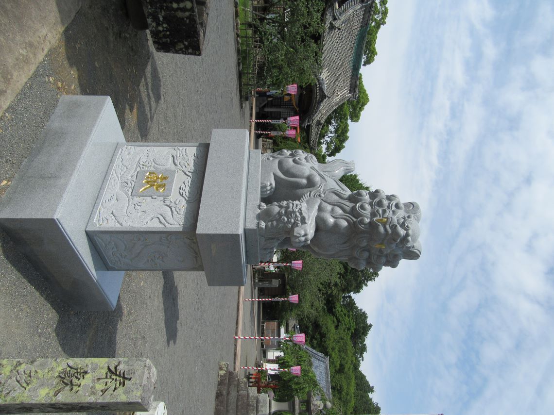 長崎県大村市の大村神社で撮影した、新しい狛犬さん。