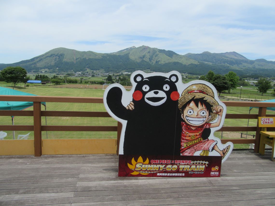 熊本県阿蘇・南阿蘇村にある道の駅・『あそ望の郷くぎの』で撮影した、尾田栄一郎先生によるルフィとくまモンのイラストのボード。