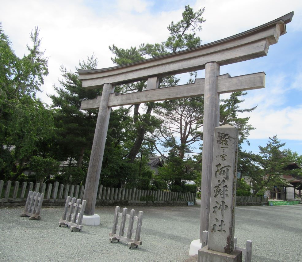 熊本県阿蘇市にある阿蘇神社で撮影した、木でできた大きな鳥居。
