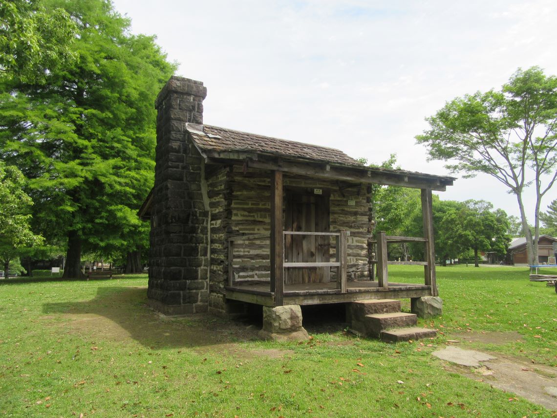 熊本市動植物園で撮影した、風情ある小屋、サンアントニオパイオニアキャビン。