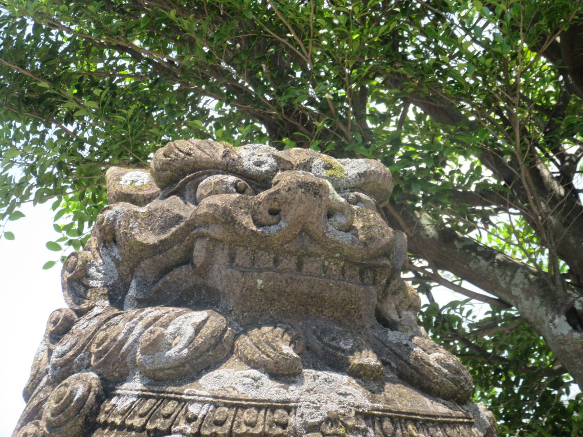 長崎市の諏訪神社付近で撮影した、長い階段の途中にいるかわいい狛犬さん。