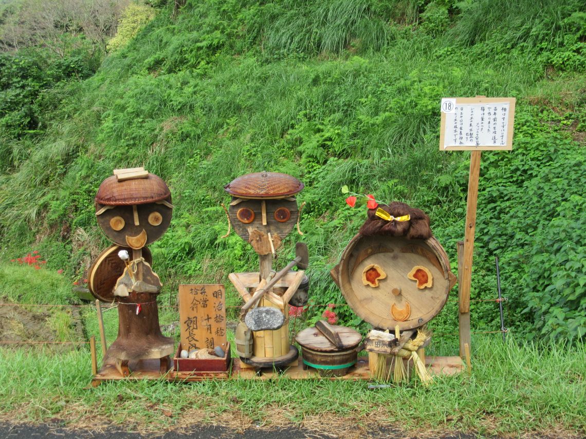 鬼木棚田の100年前の生活道具を使ったかかし。