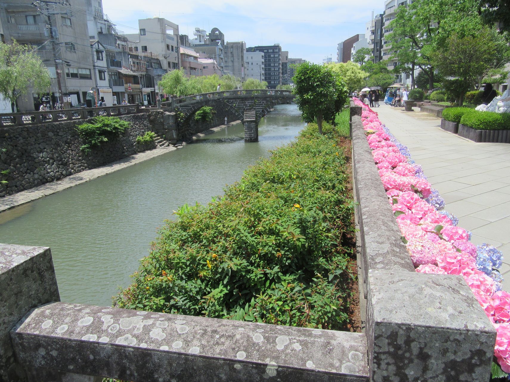 長崎市の眼鏡橋と、あじさい。