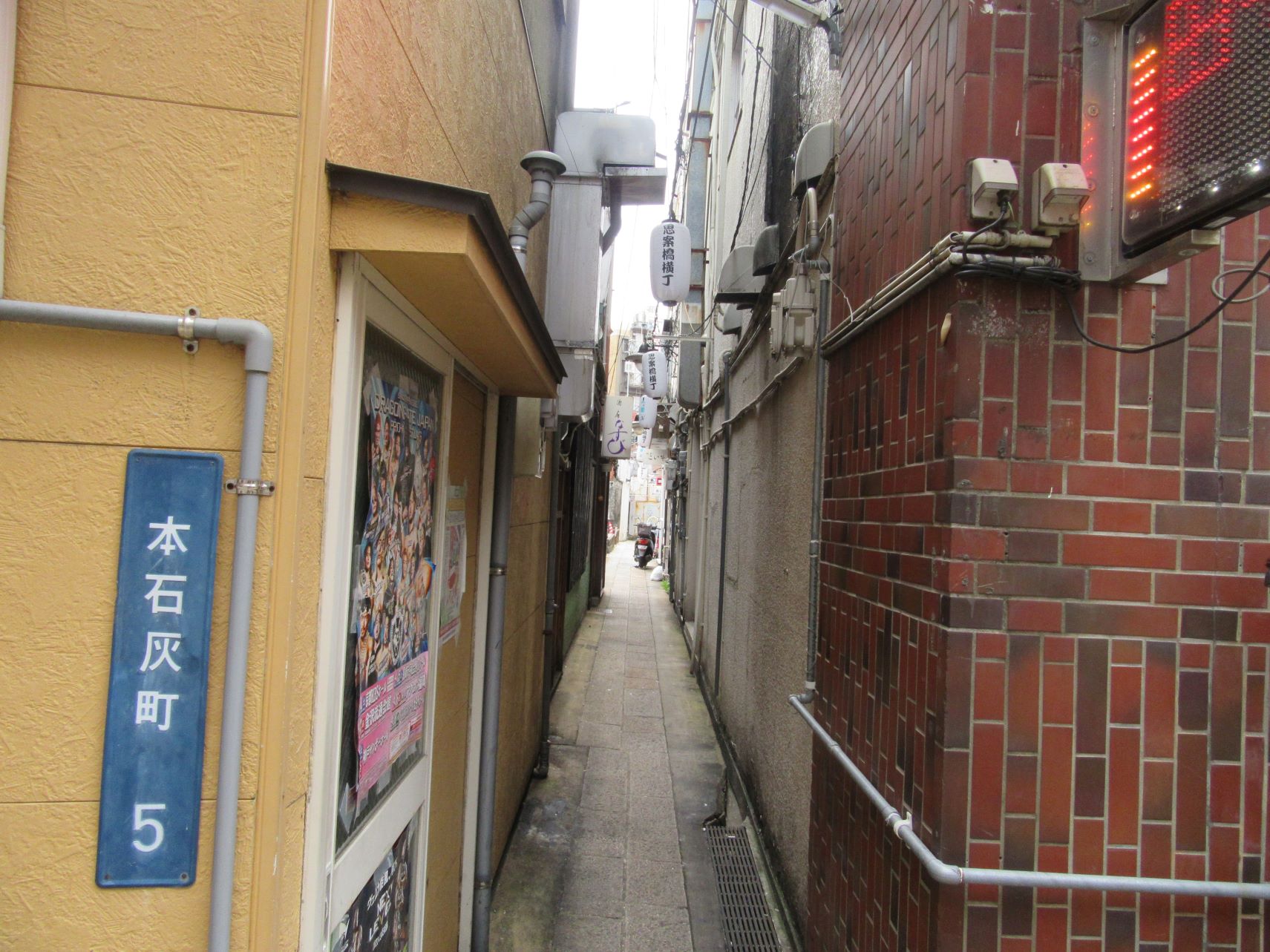 長崎市本石灰町・思案橋界隈の味のある路地。