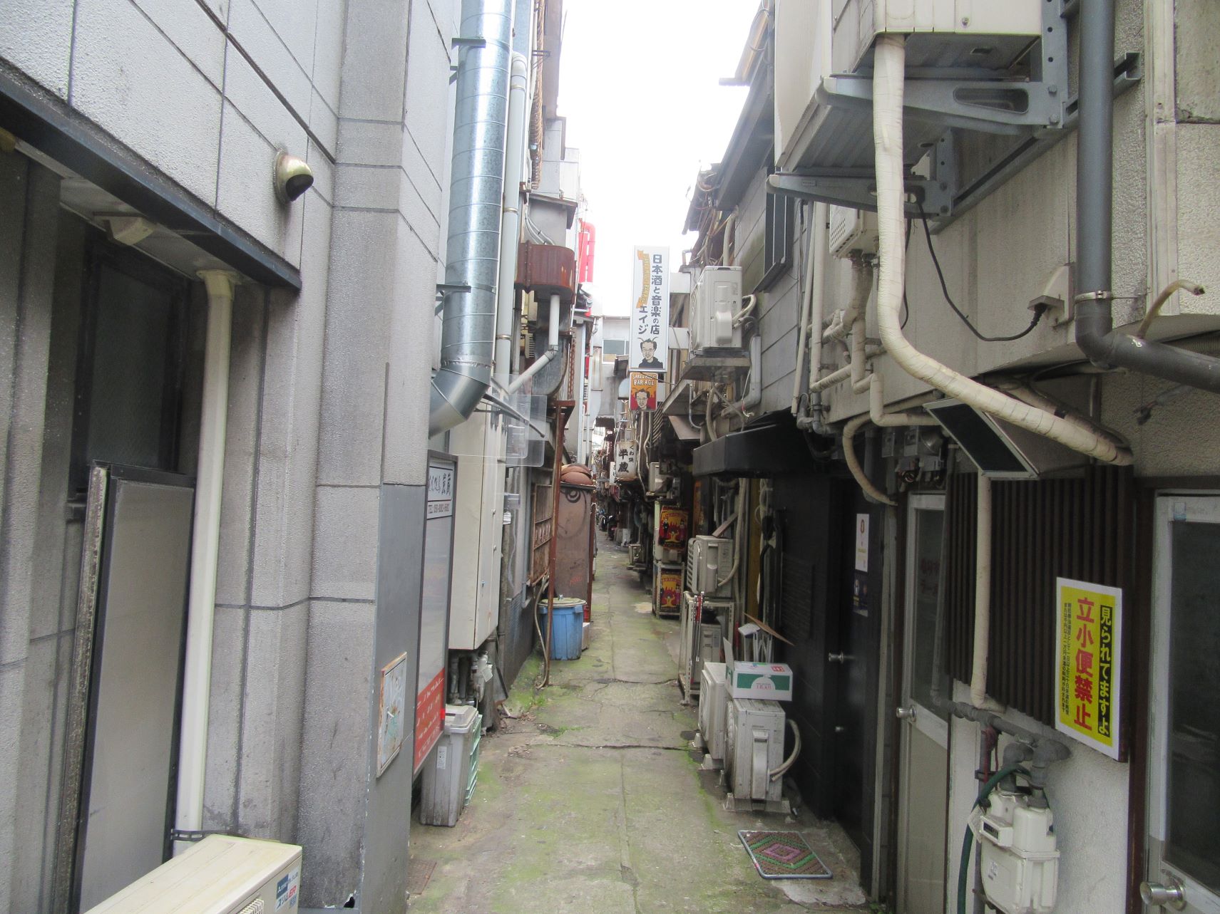長崎市思案橋の懐かしい雰囲気漂う裏路地。